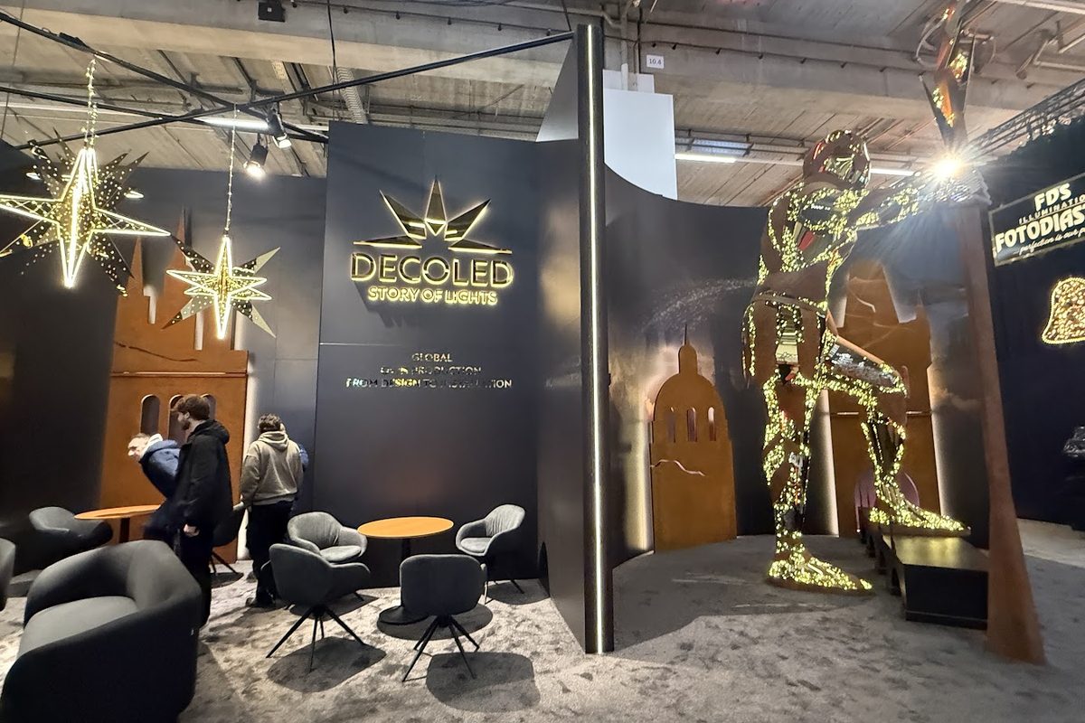 DECOLED-expositie op de beurs in Frankfurt am Main met een lichtsculptuur en een overlegruimte