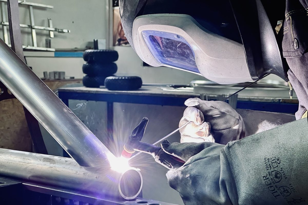 Detail van het lassen van een aluminium profiel voor de draagconstructie van een lichtdecoratie